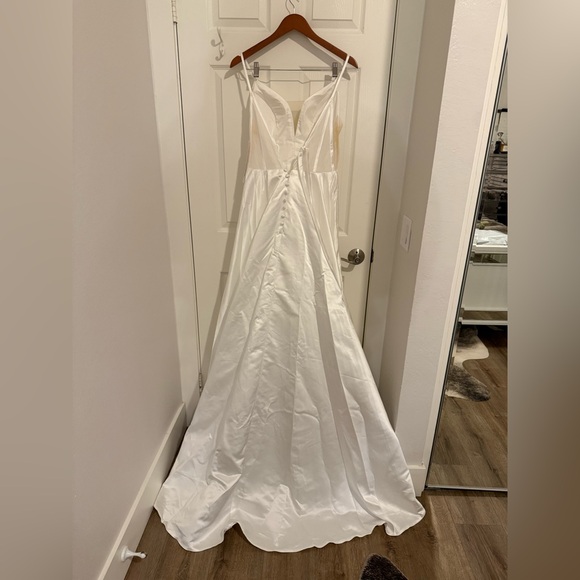 V neck satin wedding dress - Picture 7 of 14